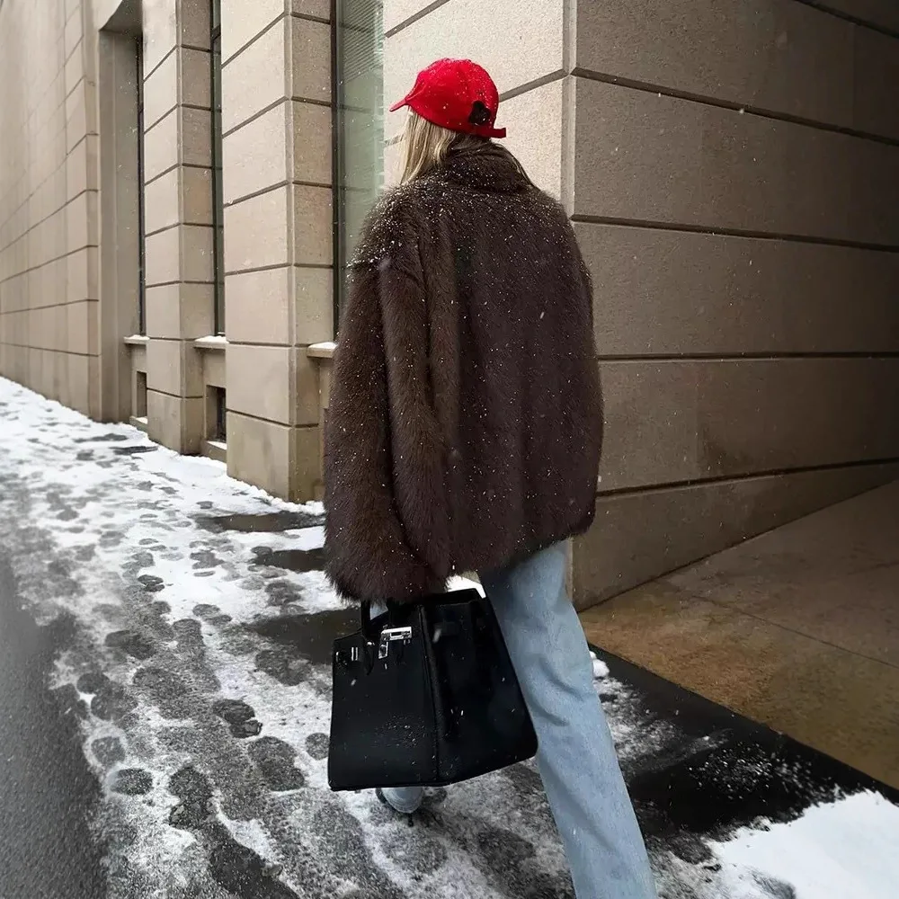 معطف دافئ سميك بياقة من الفرو الصناعي على الطراز الحضري الأنيق للنساء، ملابس خارجية عصرية للفتيات الحارة، سترة قطيفة ناعمة