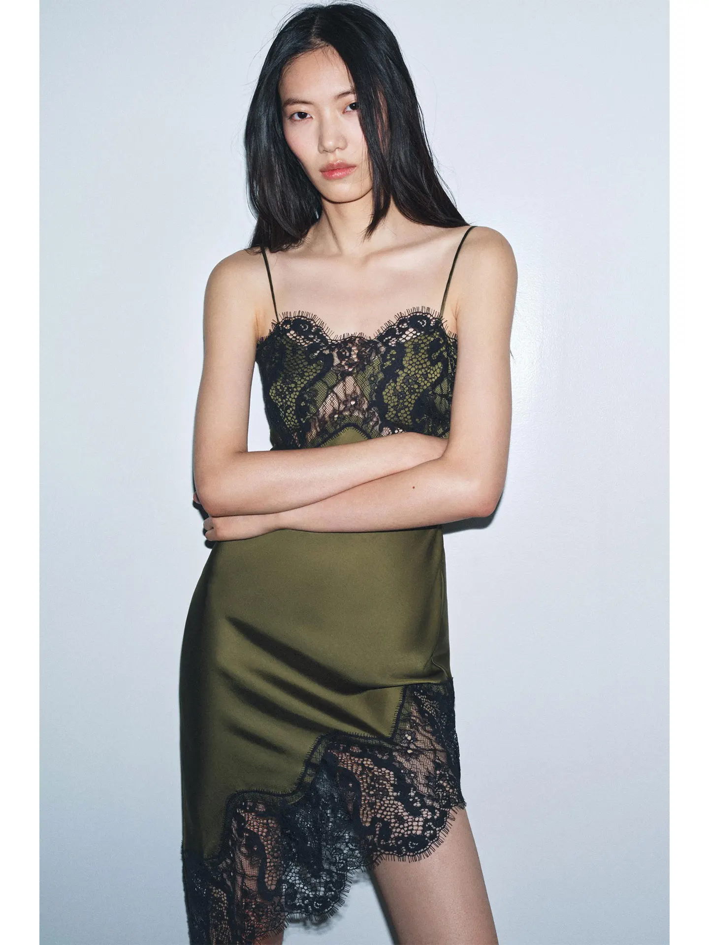 ชุดเดรสทรงตรงผ้าไหมซาตินลูกไม้ปักลาย ดีไซน์ไม่สมมาตร ทรงเข้ารูป สวยเซ็กซี่ เหมาะสำหรับใส่ไปทำงาน ฤดูใบไม้ผลิ 2026