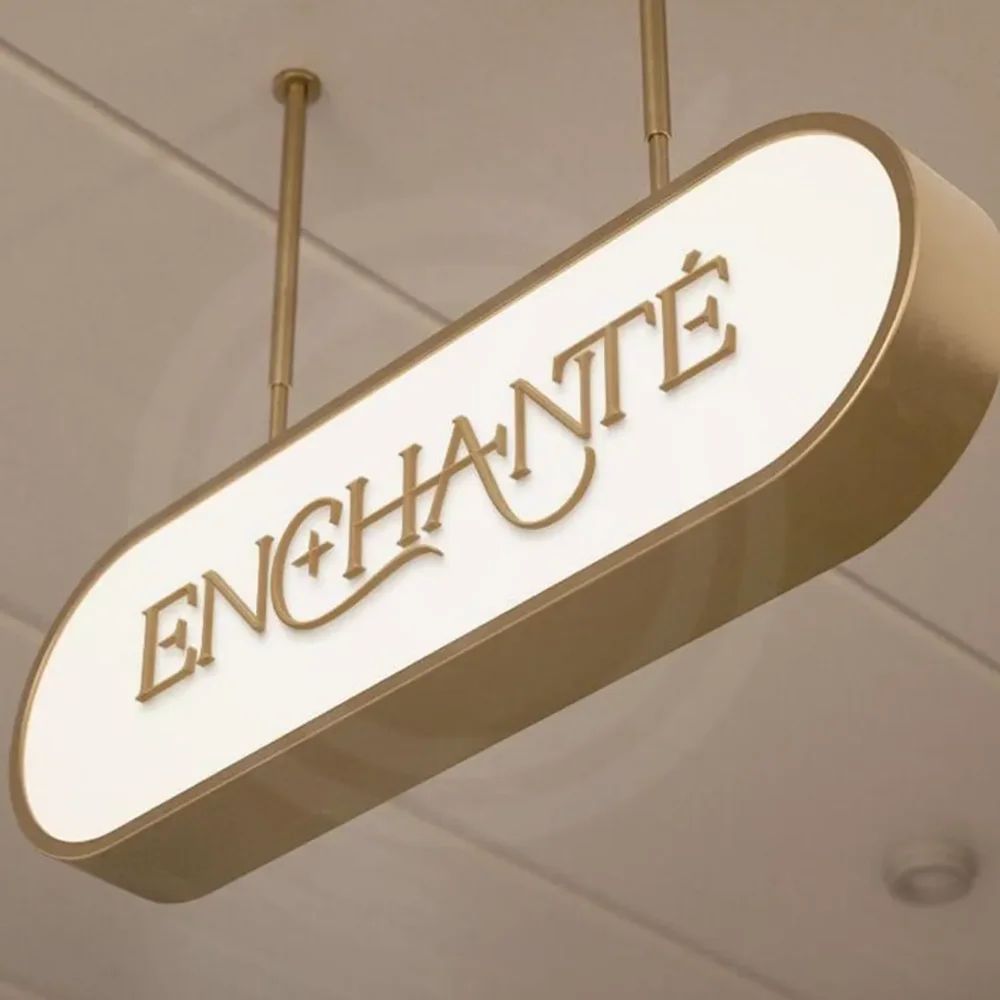 Tanda Dipasang di Langit-langit Kustom untuk Bisnis Luar Ruangan Signage Kotak Lampu LED Akrilik Logam Tampilan Etalase Dua Sisi