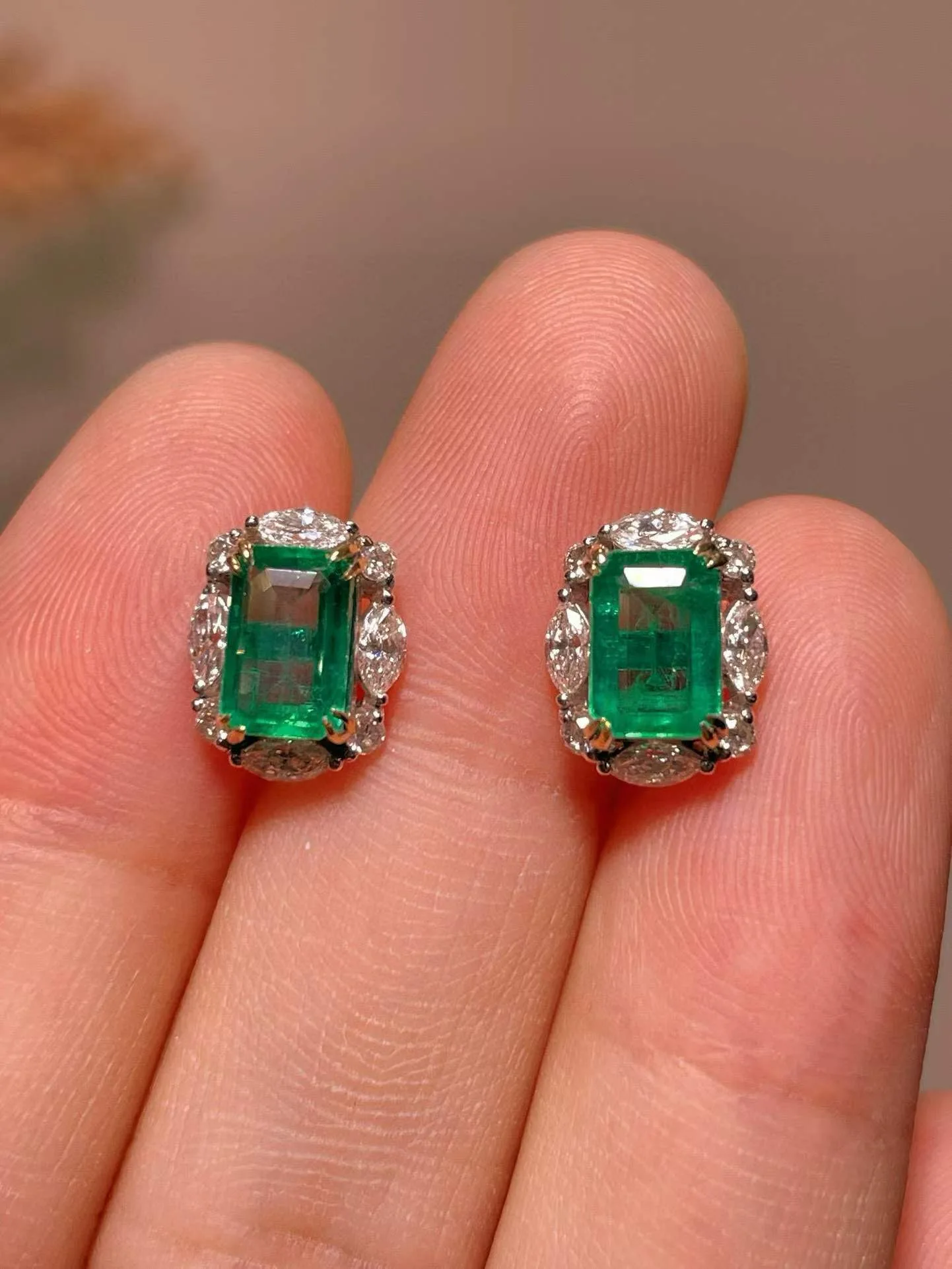

natural emerald stud earring simple style 18K gold with diamond fine women jewelry