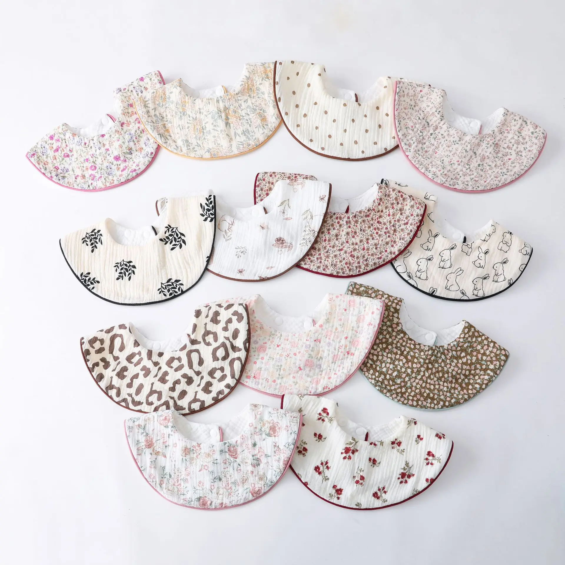 

Новый хлопковый круглый нагрудник для кормления младенцев с милым мультяшным медведем и цветочным узором, мягкая лоскутная салфетка для вытирания слюней для детей