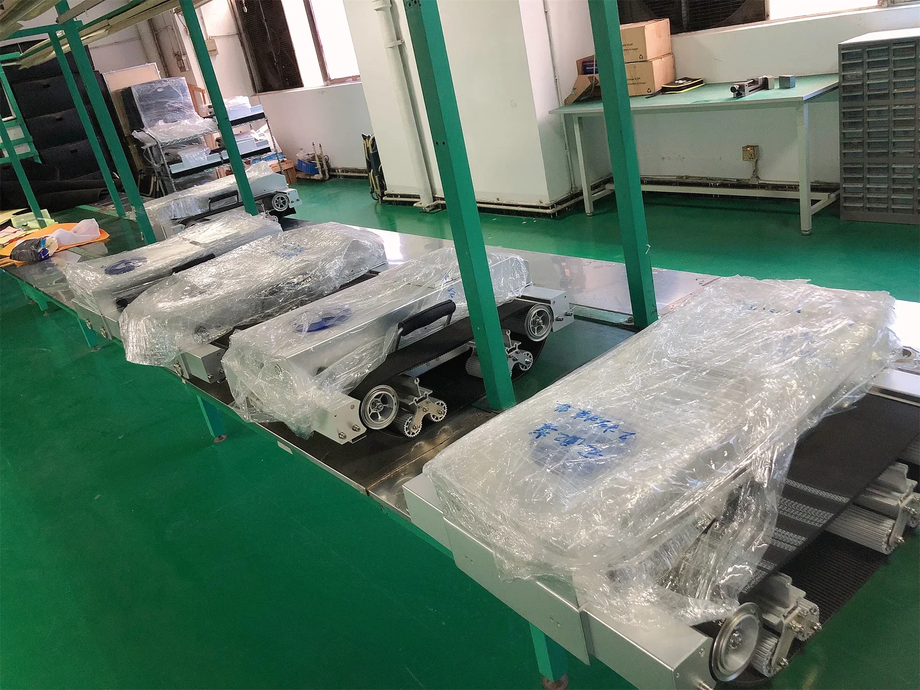 Rooftop Solar Panel Cleaning Robots Battery Powered Dry/Water Mode Photovoltaic Solar Cleaning Robots