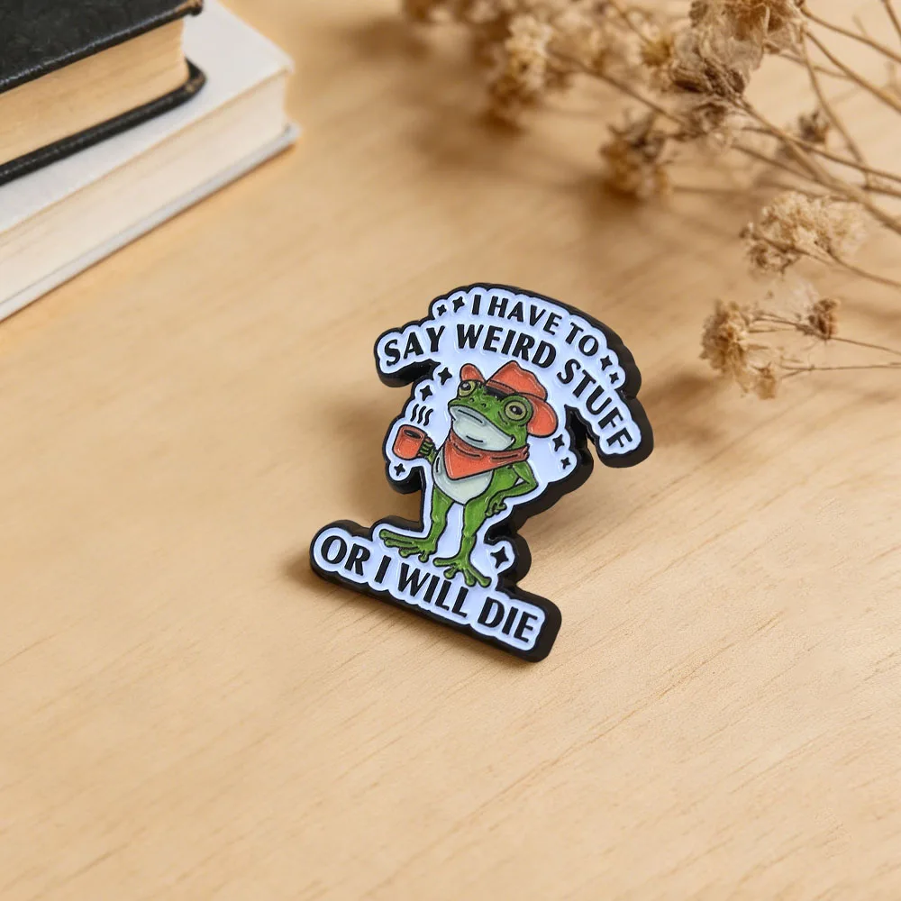 Lustiger Cowboy-Frosch Emaille-Pin „Ich muss seltsame Dinge sagen, sonst sterbe ich“ Brosche, seltsames Humor-Abzeichen, niedlicher Tierfreunde-Schmuck, Geschenk – Detail 7
