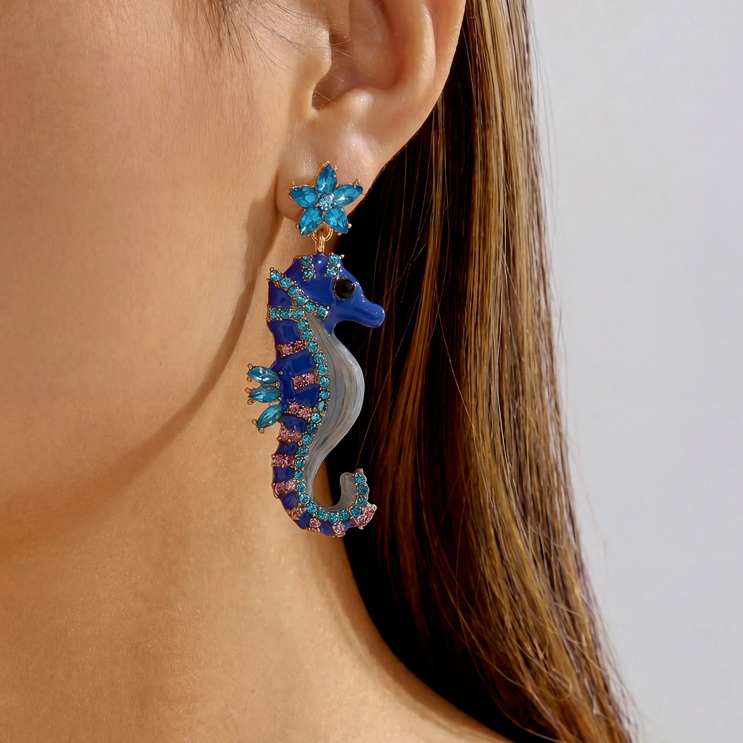 Luxuriöse Strass-Seepferdchen-Anhänger-Ohrringe für Damen, Persönliche Blaue Emaille-Meerestier-Ohrringe, Sommer-Schmuck – Detail 2