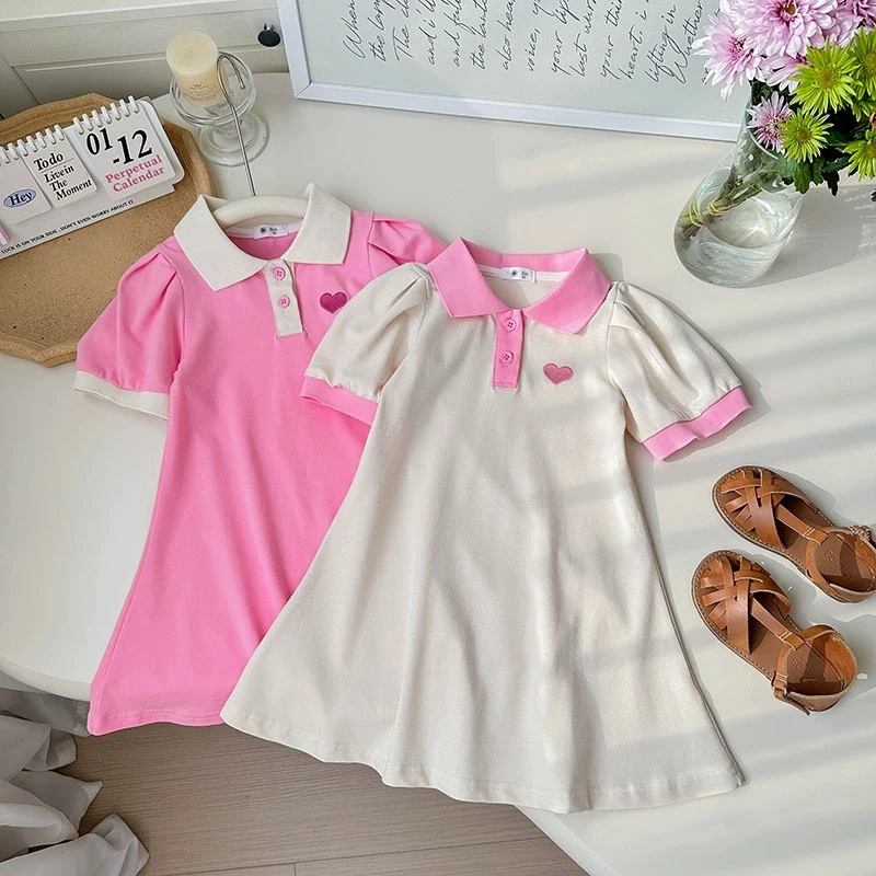 

Новые летние стильные платья-поло для девочек 2026 года, 1-8 лет, модное платье с вышивкой в виде сердца и отложным воротником для детской одежды