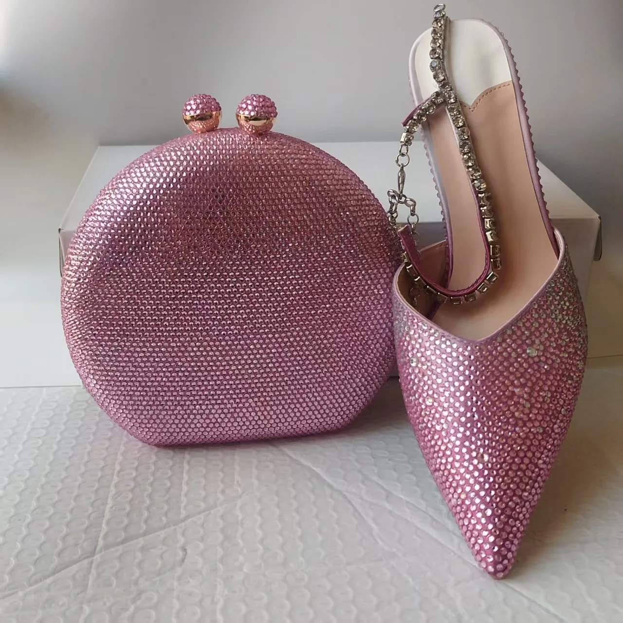 

Свадебные розовые босоножки на шпильке со стразами. Свадебные модельные туфли и комплект сумок. Туфли на высоком каблуке со стразами и клатч.