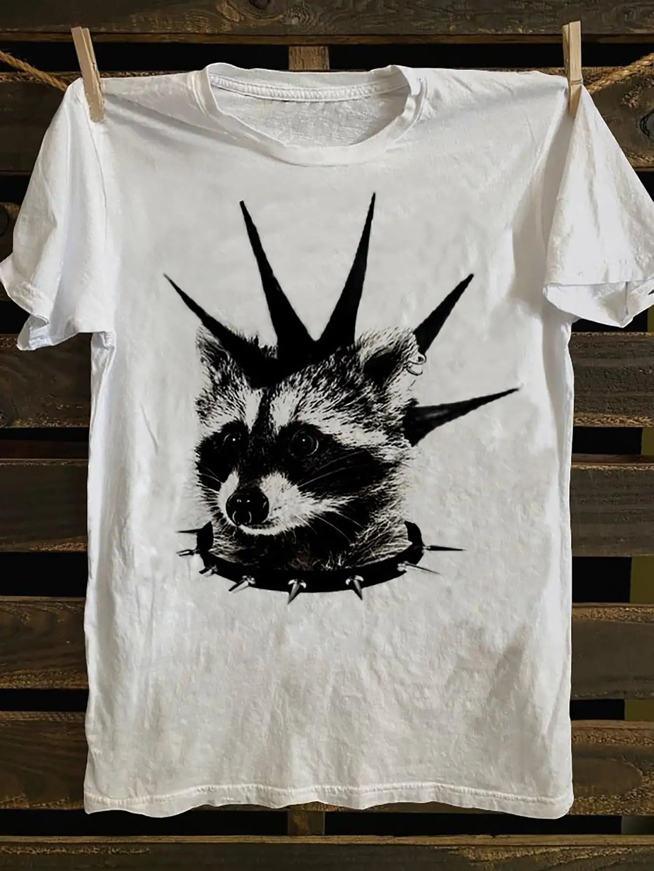 

Casual Versatility] Retro Punk Rock Raccoon Graphic Tee - 100% Cotton, Soft & Comfortable, White Casual Men'S T-Shirt with Bold