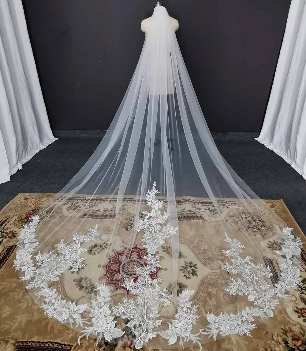

New Arrival Long Lace Wedding Veils with Bling Sequins One Layer 3 Meters Length Cathedral Bridal Veils with Comb Bride Veil