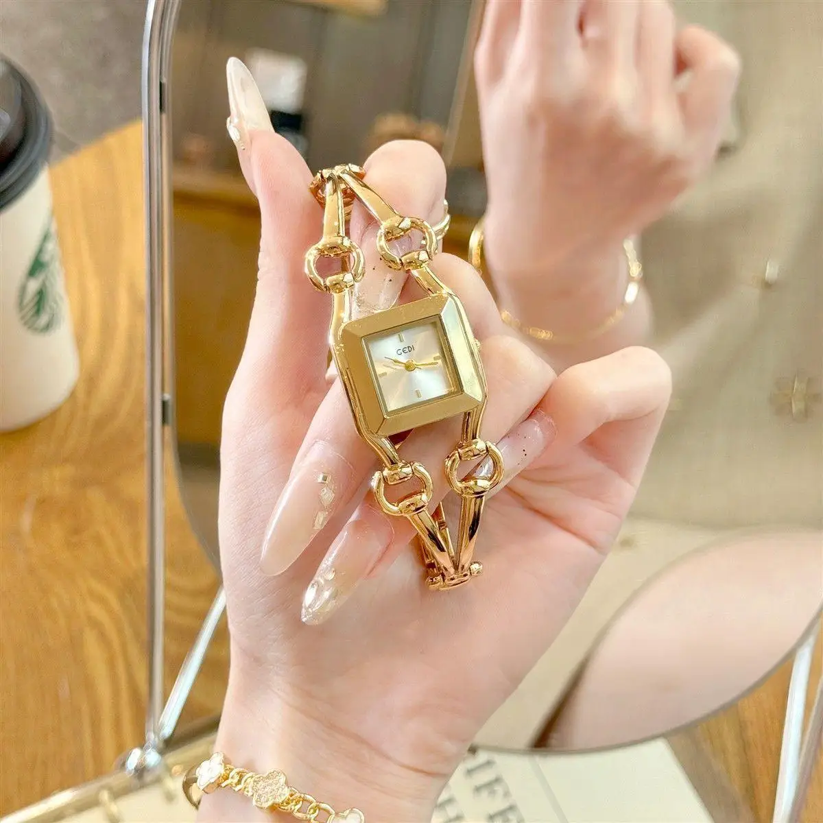 Elegant ladies' watches, luxury hollow chain ladies' retro 2025 new quartz watches, women's accessories, watch accessories