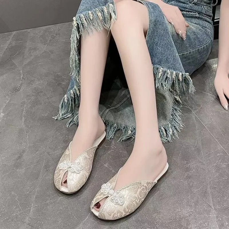 شباشب نصف مغلقة من الأمام على الطراز الصيني الجديد للنساء، البغال المسطحة الجديدة للصيف، صنادل لؤلؤ على الطراز الوطني، Hanfu