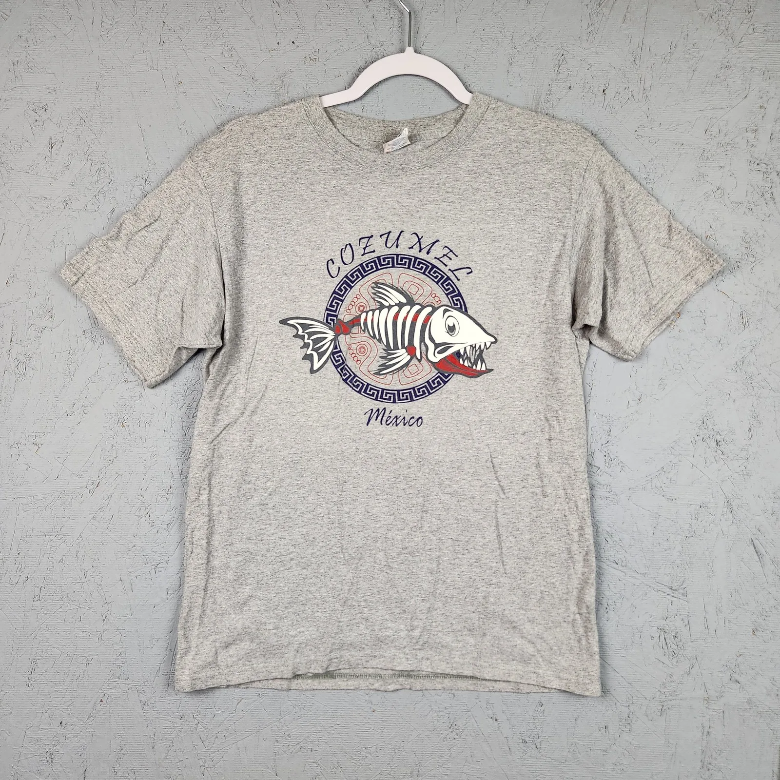 Camisa Cozumel Mexico para hombre, camiseta de recuerdo con gráfico de esqueleto de pez Yazbek gris medio