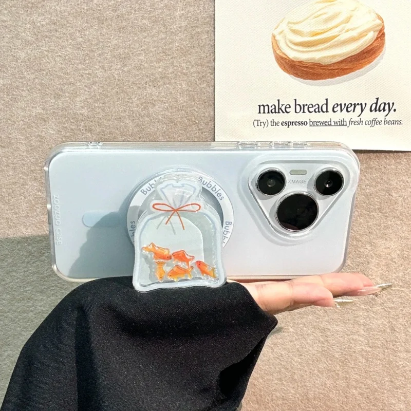 Gradiente Aqua Blue Cute Little Goldfish Magsafe Funda de carga inalámbrica para iPhone 15 16 Goldfish Shake Soporte magnético