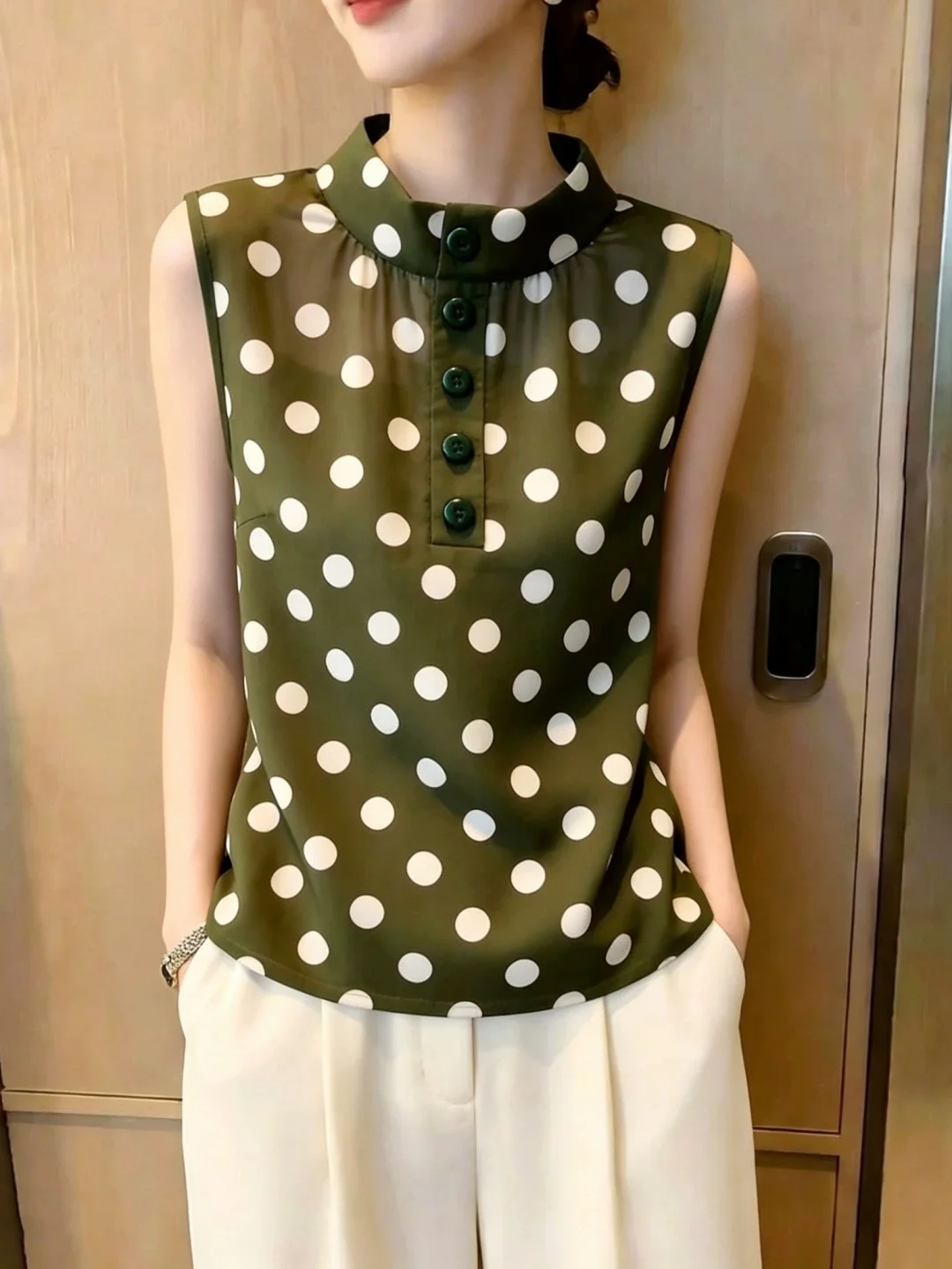 Fashionable Polka Dot Design Stand Collar Sleeveless Vest Breathable Skin-friendly Summer Top for Women Beautiful Age-defying