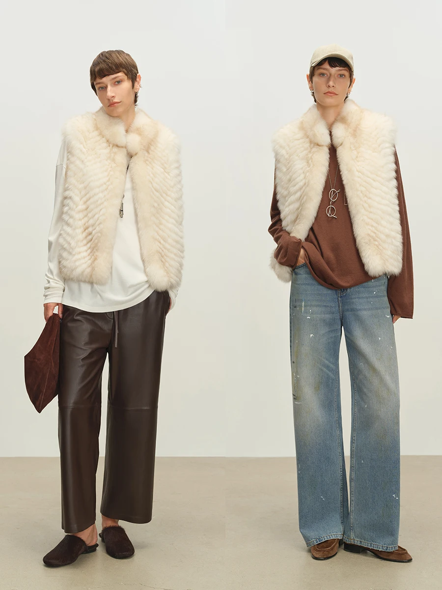 ياقة واقفة كلاسيكية، خطوط رائعة على شكل حرف V، ظهر من فراء الثعلب، سترة من فراء الفرو، ضوء القمر الضبابي