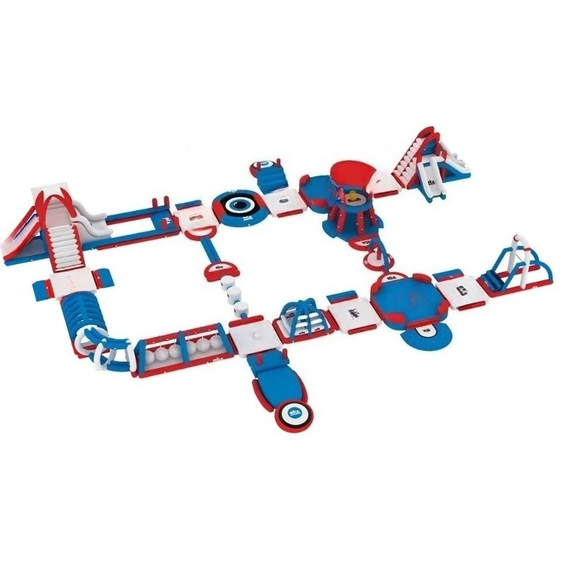 

Надувной водный комплекс для активного отдыха на открытом воздухе: парк-аттракцион с плавучими препятствиями и горкой