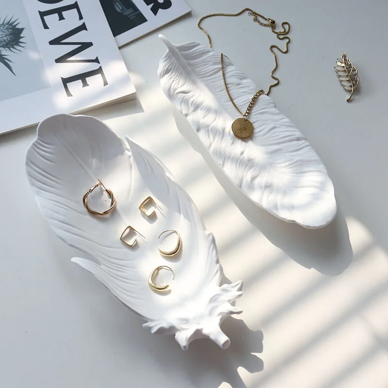 ที่เก็บเครื่องประดับทำจากปูนปลาสเตอร์ขนนกสุดสร้างสรรค์สร้อยคอถาดสวยงามเครื่องประดับสำหรับการถ่ายภาพอุปกรณ์ประกอบฉากถ่ายรูปพื้นหลัง