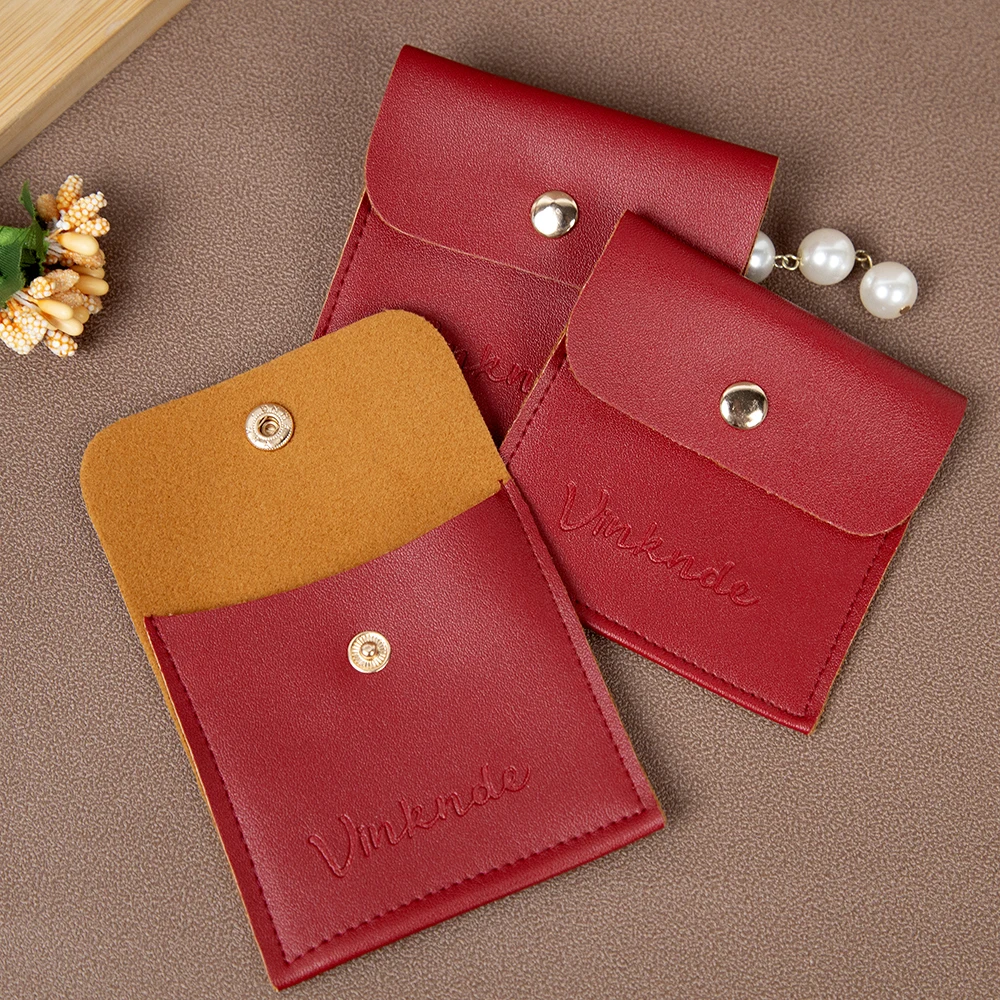 

100 упаковок, портативная винно-красная кожаная сумка для ювелирных изделий из искусственной кожи с логотипом и кнопкой для серег, колец, браслетов, упаковка для хранения подарков