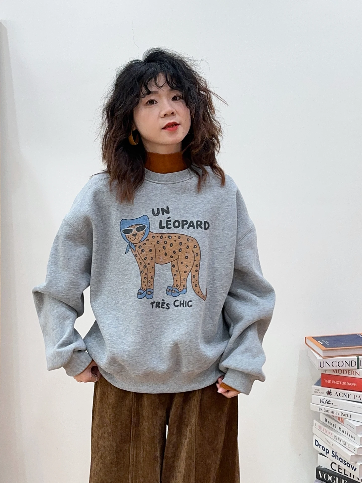 

Утепленная толстовка оверсайз с круглым вырезом и принтом мультяшного скорпиона и бутылки с водой, женская, комфортная