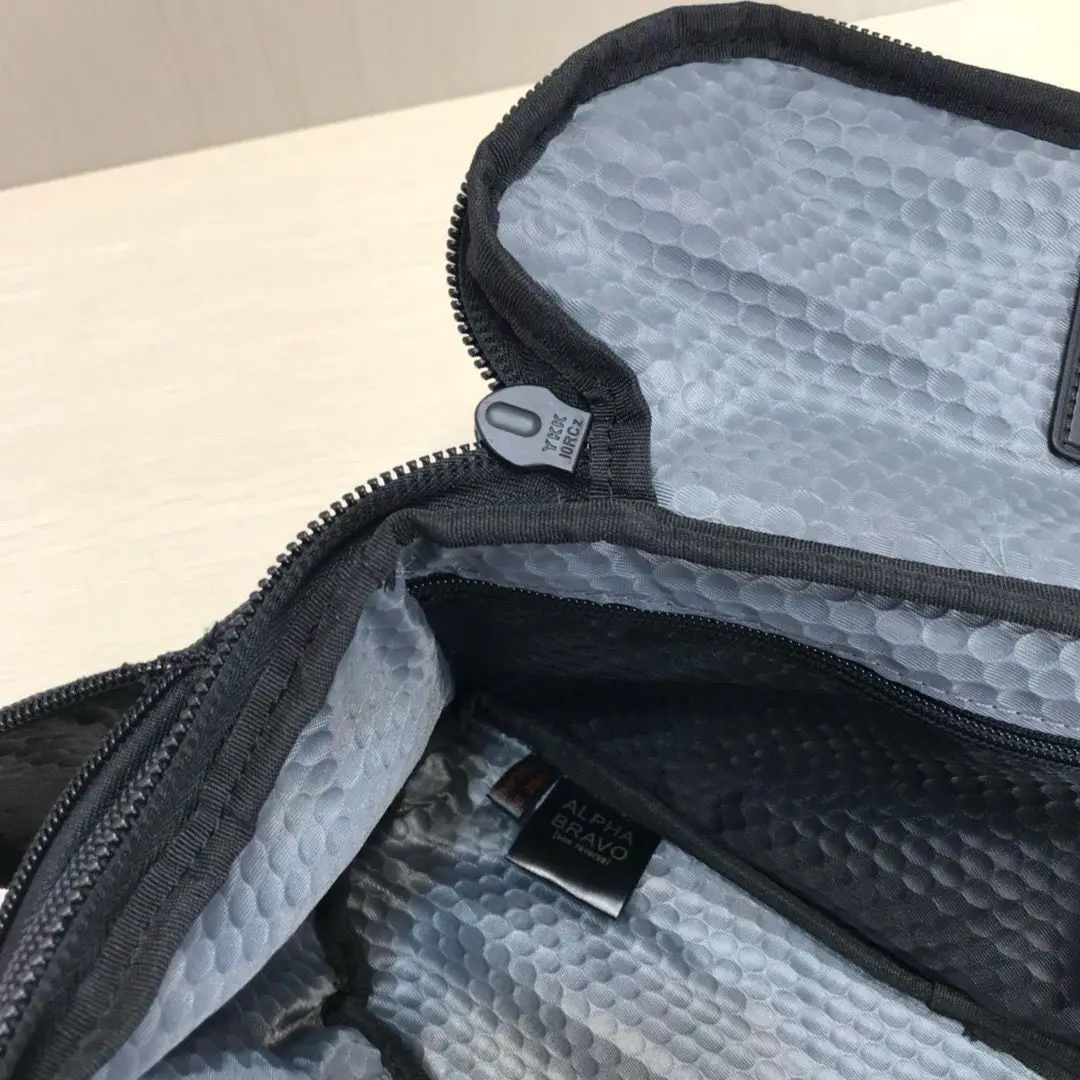 กระเป๋าสะพายข้างสำหรับนักธุรกิจ กระเป๋าคาดอกผู้ชายสุดหรูพร้อมช่องเข้าถึงอย่างรวดเร็ว ดีไซน์พรีเมียมใช้งานได้จริง 232399