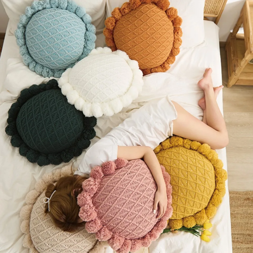 

Мягкая уютная подушка для дивана, креативная, для гостиной, в скандинавском стиле, вязаная, с помпонами, круглая, из шерстяной пряжи, напольная подушка