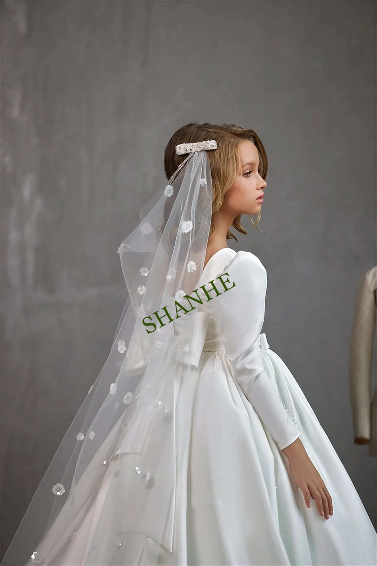 

CustomizedElegant Flower Girl Dresses For Wedding Puffy Satin Full Sleeves Pageant Dress Applique First Communion Party Ball Gow