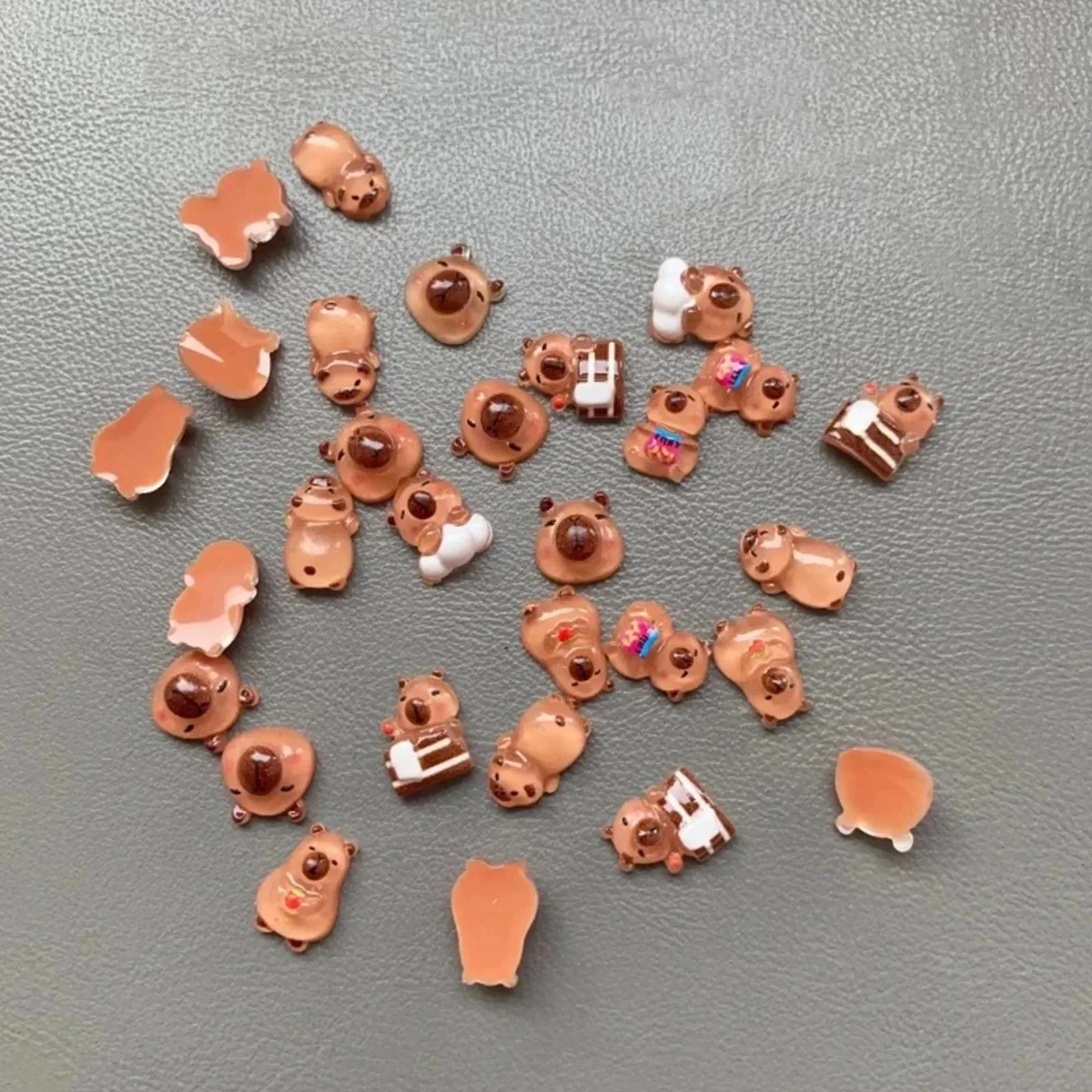 100 Stück Winzige Capybara Mini-Figuren Mini-Tierstatuen DIY Mikro-Landschaft Feengarten Desktop Heim-Deko Ornamente – Detail 4