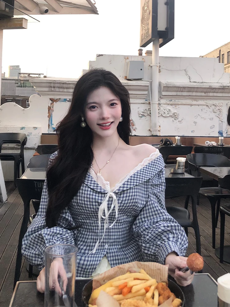 

Оригинальный дизайн, синяя клетчатая блузка с кружевной отделкой, корейская модель из смесового хлопка, с длинными рукавами, V-образным вырезом, укороченная.