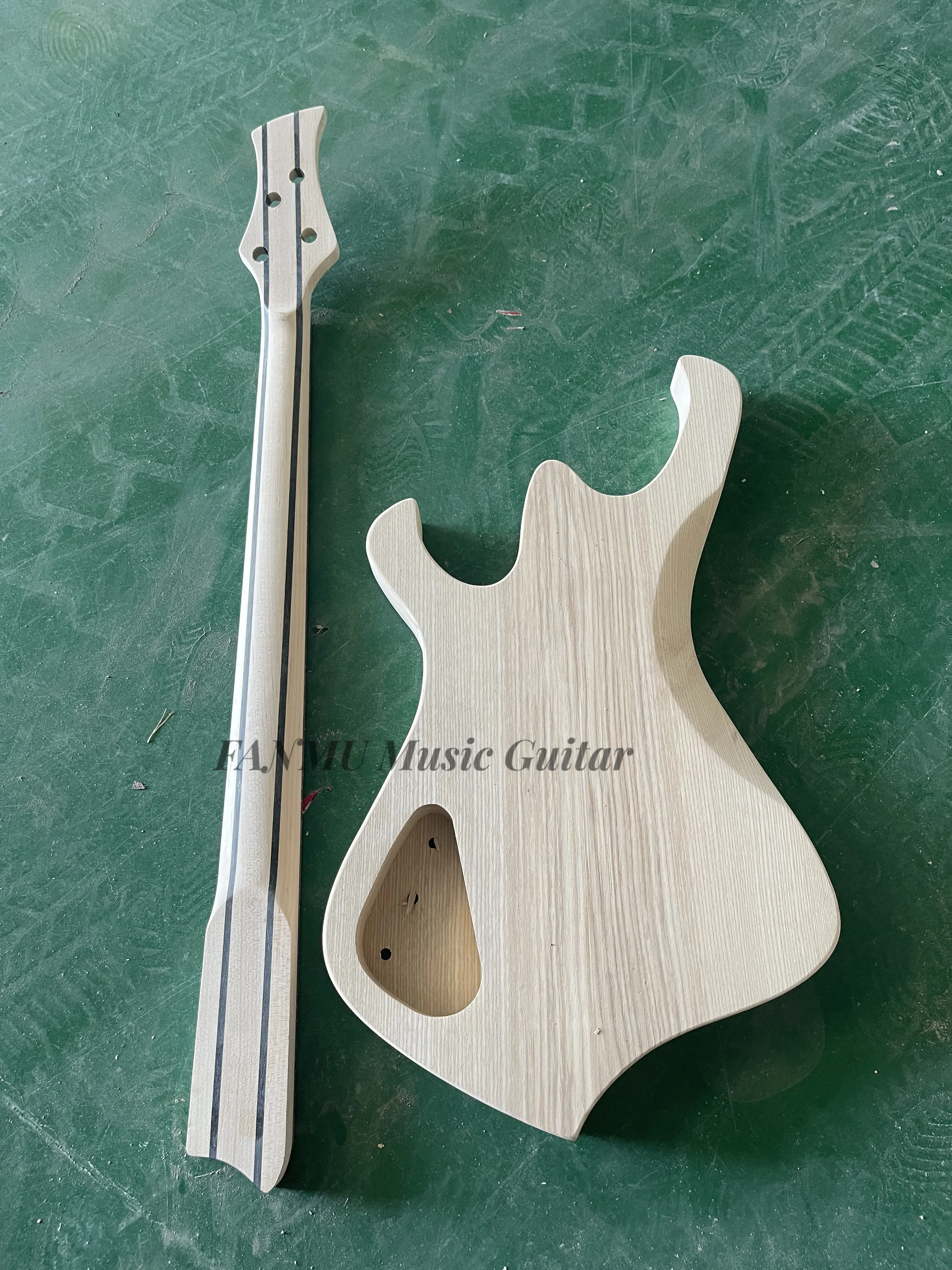 

4-струнный бас, неокрашенный бас, корпус из ясеня, клен, палисандр, гриф из 5 частей, накладка из палисандра, настраиваемый цвет