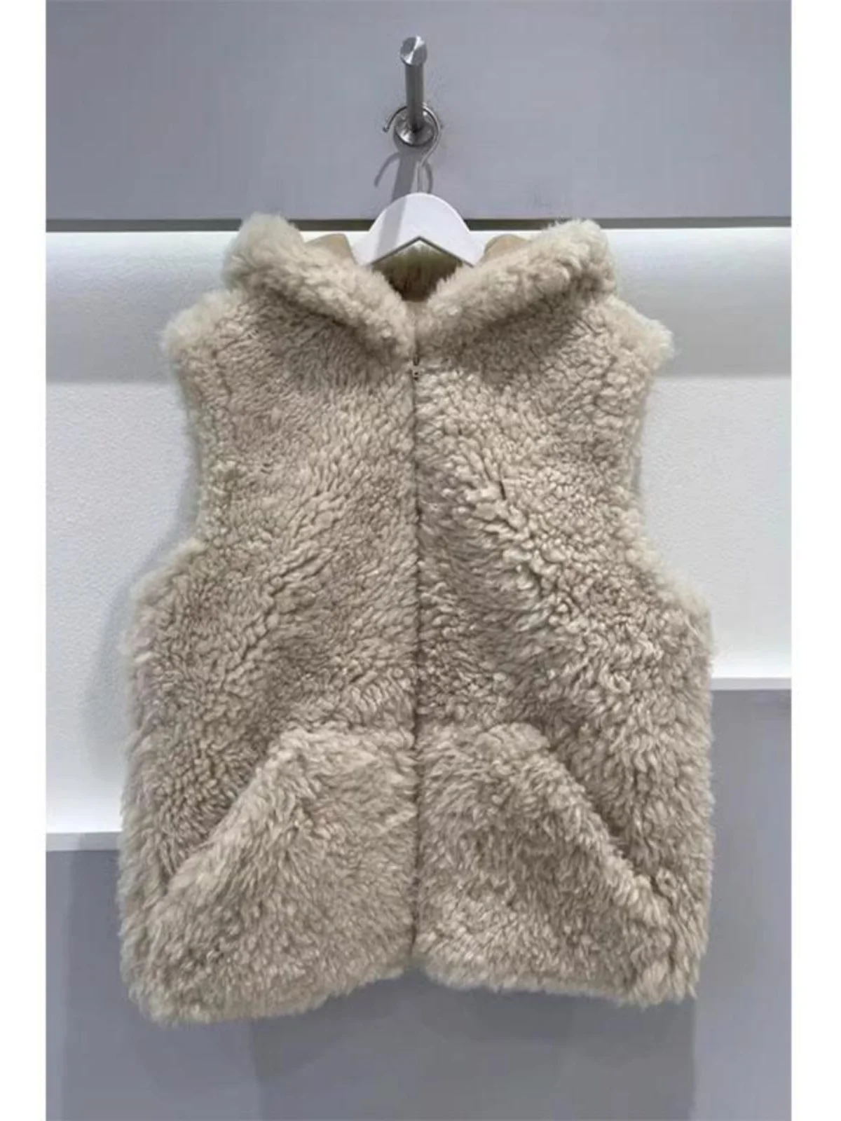 

Женский жилет с капюшоном из меха ягненка, зимняя мода, маленький размер, высококачественное теплое кожаное меховое пальто с внутренним искусственным мехом, бренд JustQueen