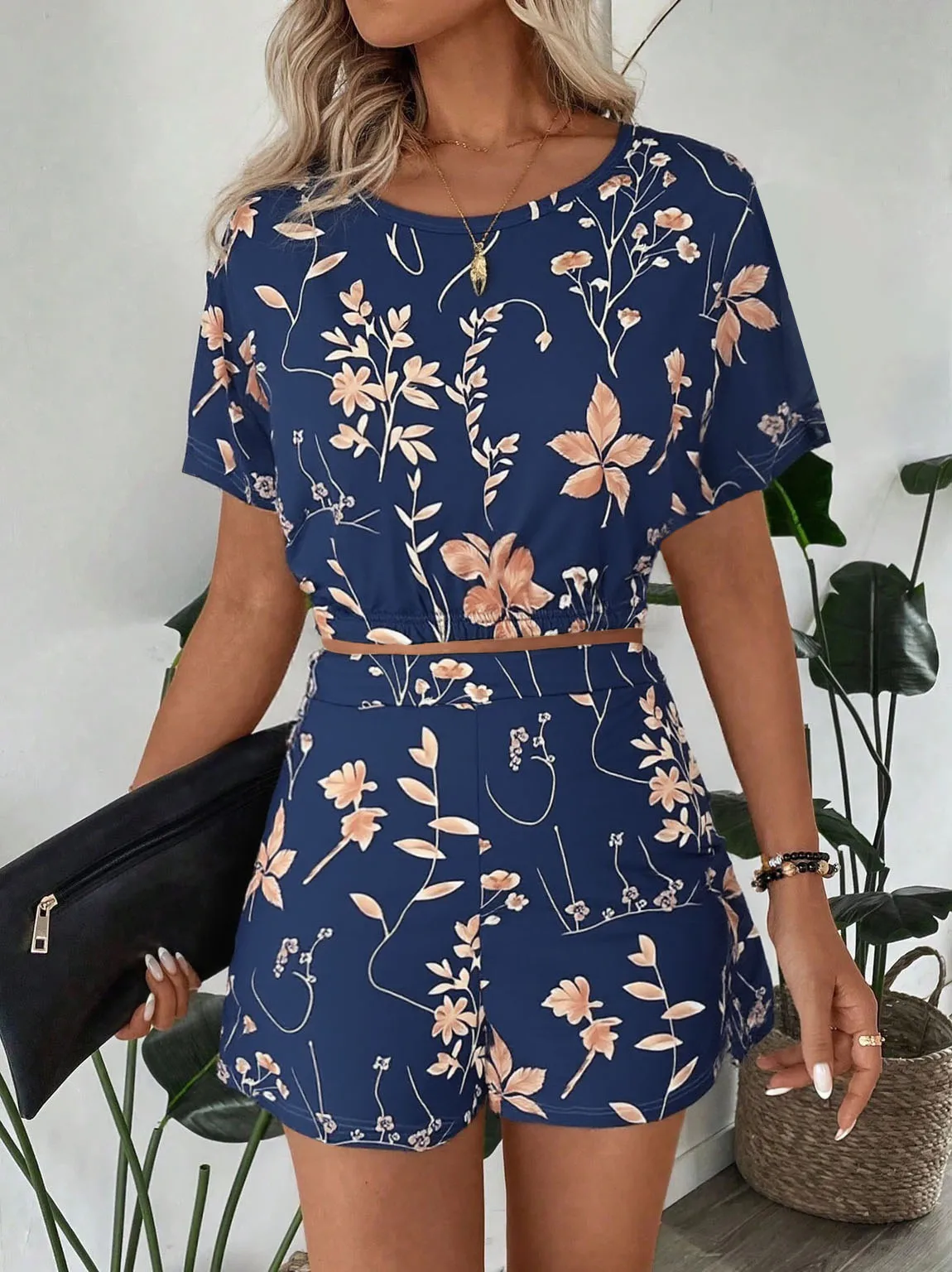 Spring and Summer Fashion Two-Piece Set - Women's Abstract Leaf Geometric Line Design Pattern Print + Shorts Set
