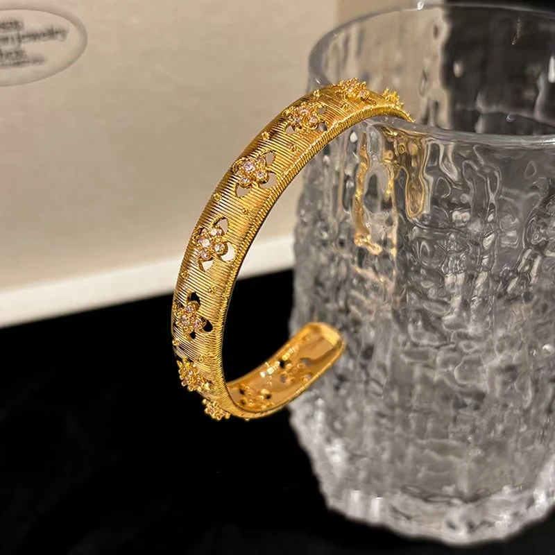 

Hot Italian Broqi Lati drawing craft hollow four-leaf clover narrow edge bracelet women's two-color ring earrings women's set