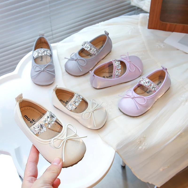 

Детская роскошная обувь, новинка 2023 года, кожаные туфли принцессы со стразами для девочек, универсальные детские модные балетки на плоской подошве с милым бантом