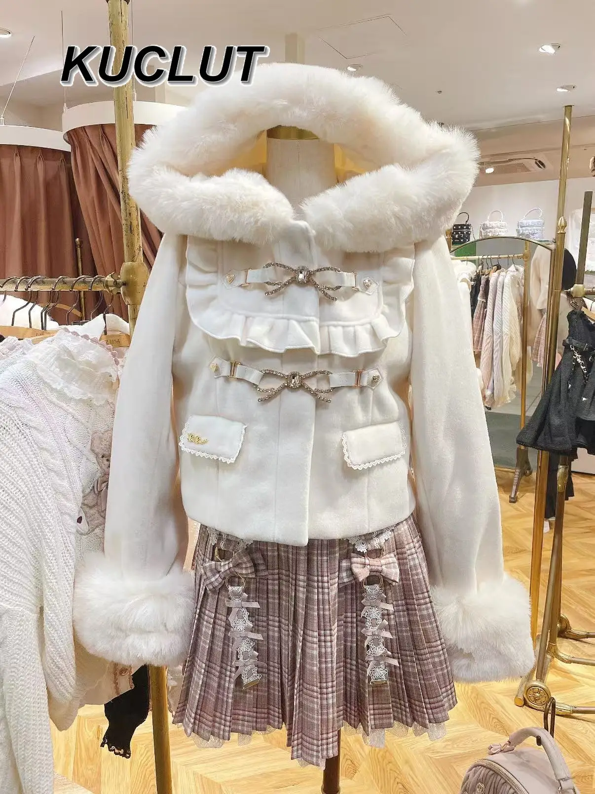 2025 جديد الشتاء الدافئة السترات فام الفرنسية الحلو تصميم القوس المرأة معطف مقنع القلب الجلود زر قصيرة معاطف الصوف السميك