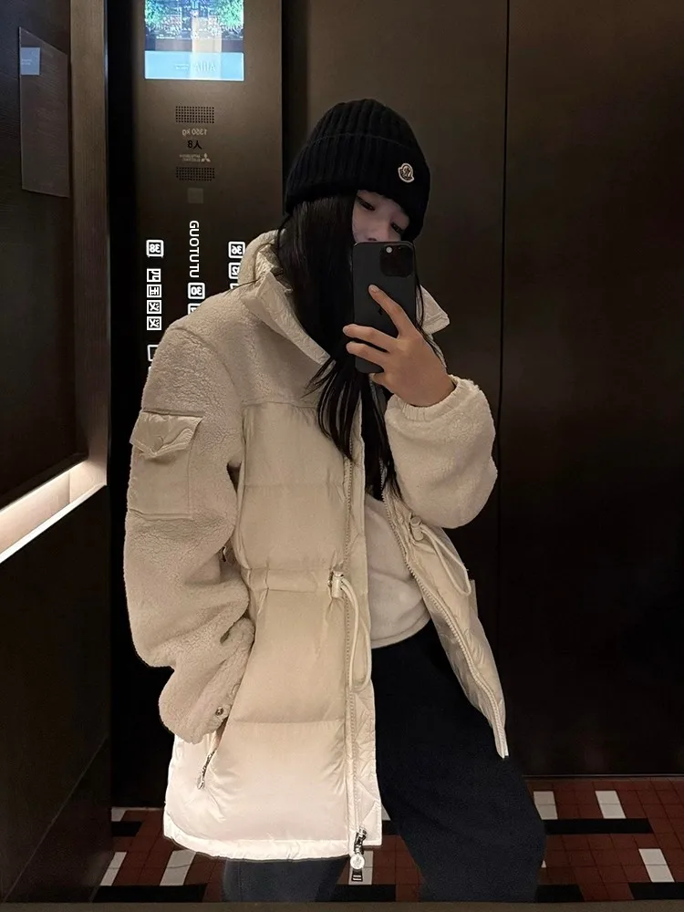 

Пуховик Zone Liu Yiyi Lemeng с 90% гусиным пухом и пером, воротником-стойкой, поясом на талии, приталенный, с элементами пэчворка