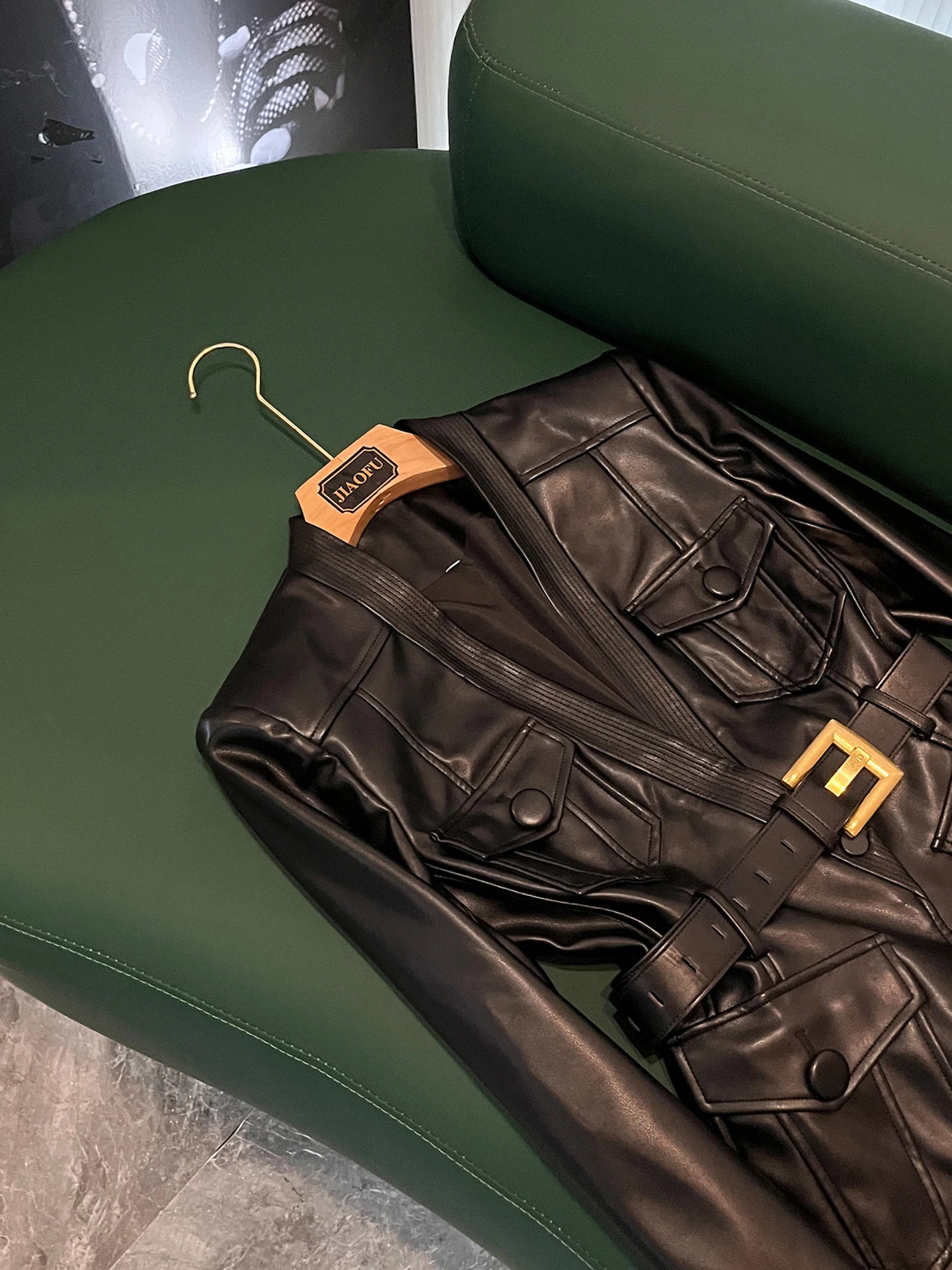 2025 Early Autumn Fashion Notched Double Breasted Belt Silm Short Pu Leather Jacket Office Pockets Outwear Black