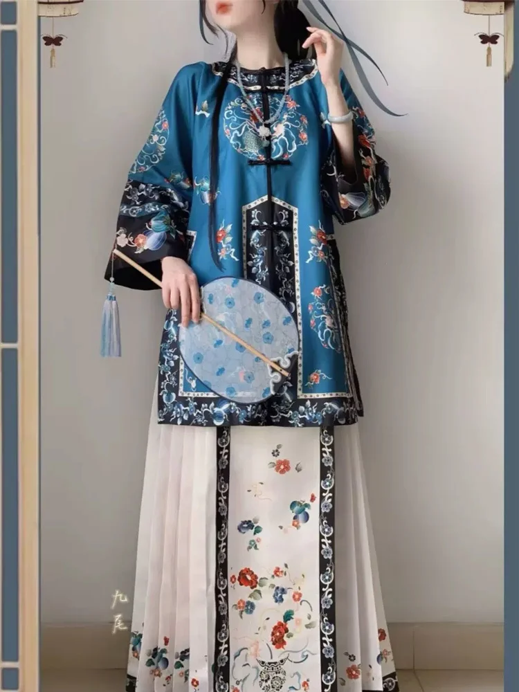 เครื่องแต่งกายชาติพันธุ์ของศาลราชวงศ์ชิงใหม่ ชุดกระโปรงม้าลายดอกไม้พร้อมปกกลมติดกระดุมสองแถว