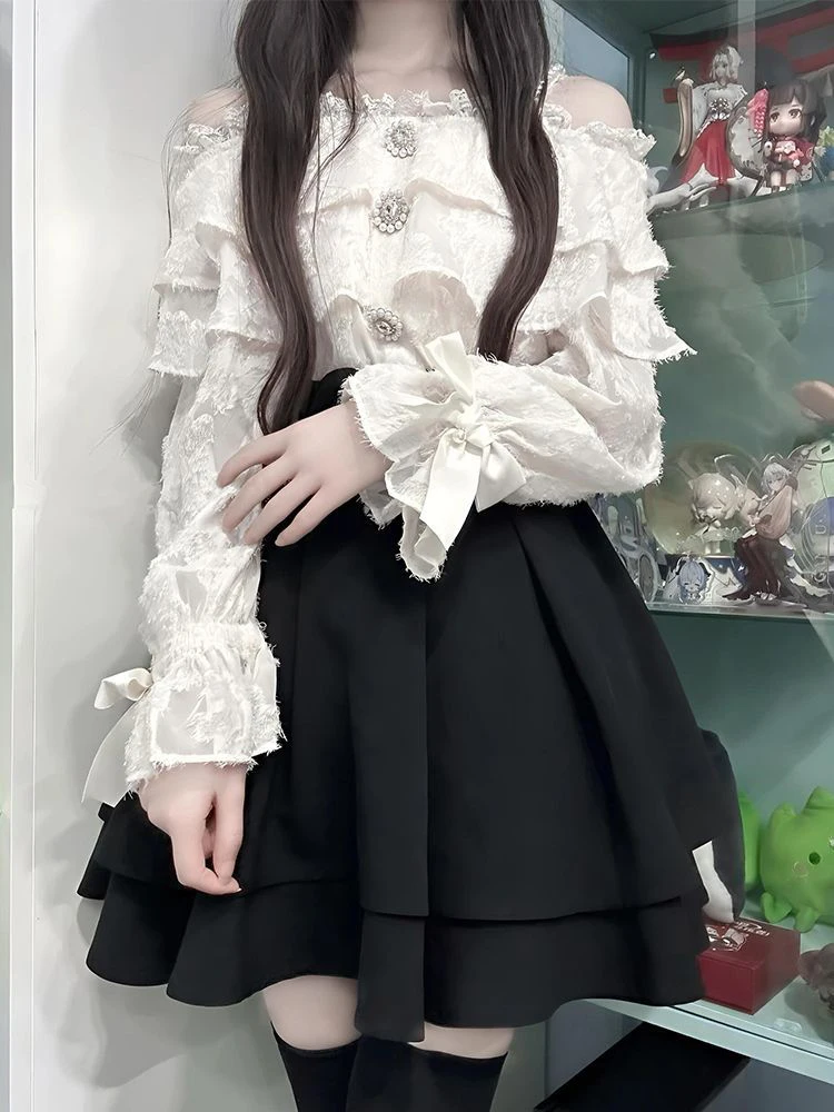 

Японский комплект из двух предметов: топ с кружевными вставками и открытыми плечами и юбка с высокой талией.