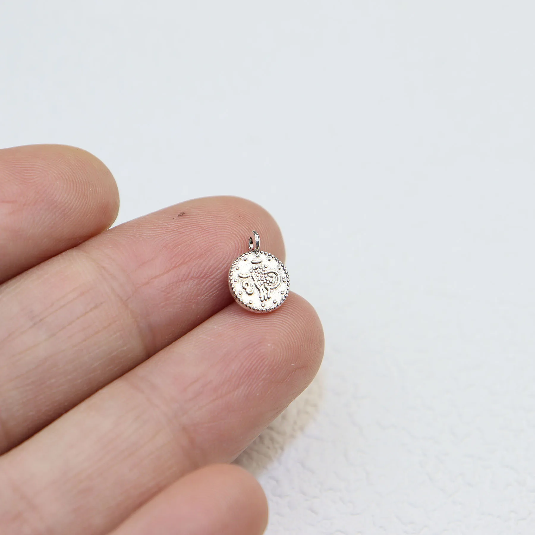 Eruifa 20pcs 8mm Mini Coin Plated Zinc Alloy Charms Pendant Jewelry DIY Handmade 2 Colors