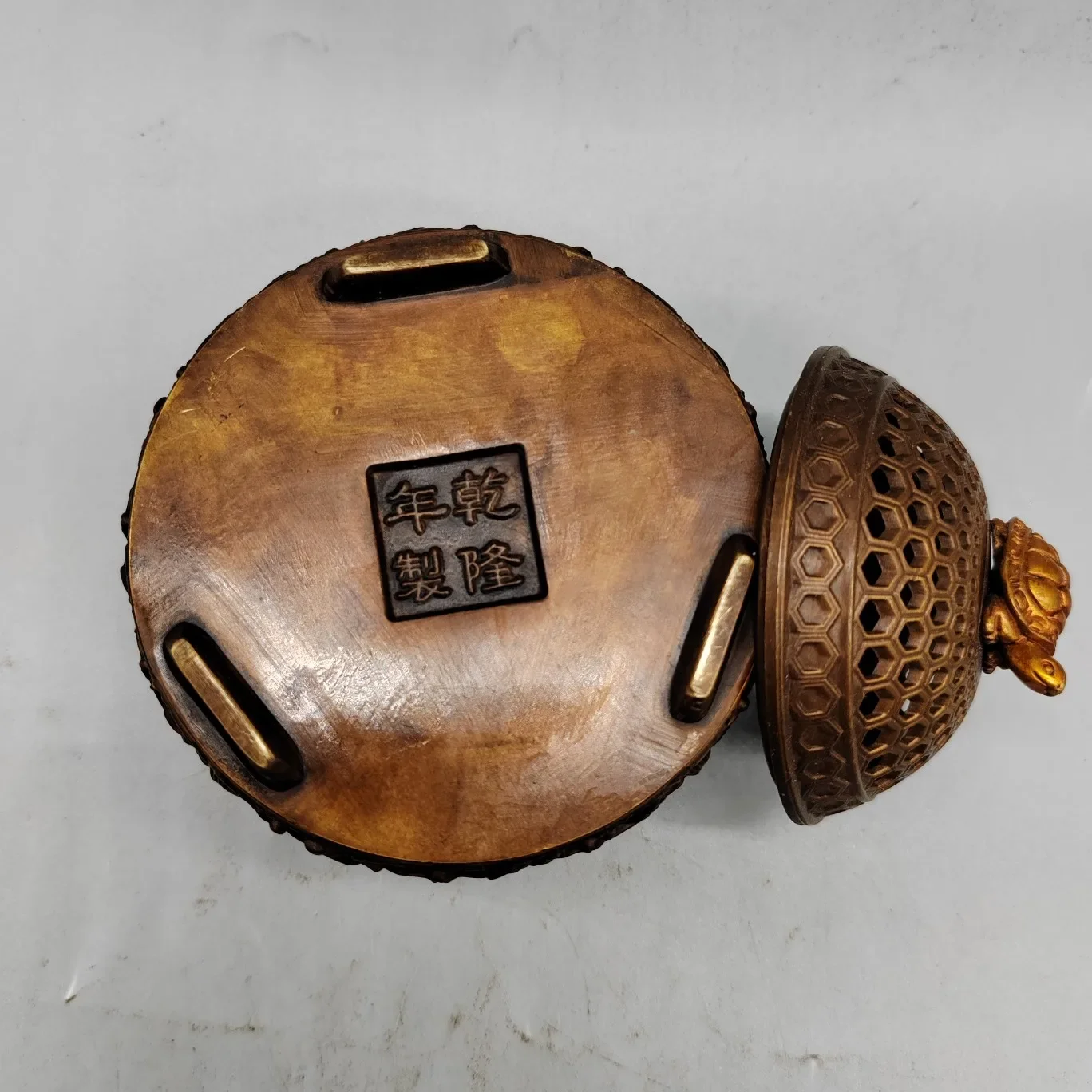 11 cm Collection of antique bronze statues of the Thousand Turtle Crane Incense Burner, with a glossy and glossy design, a neat