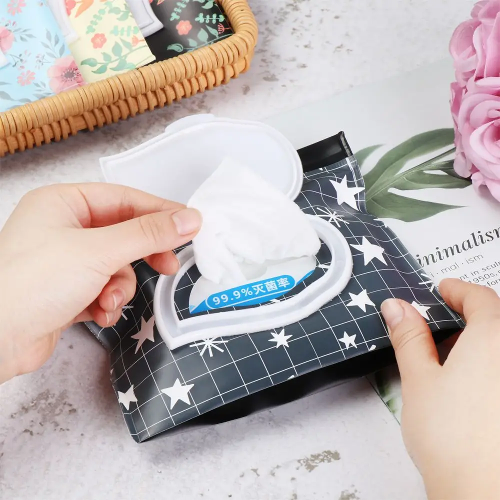 Cute Outdoor Portable Carrying Case Snap-Strap Flip Cover Tissue Box Wet Wipes Bag Cosmetic Pouch Stroller Accessories