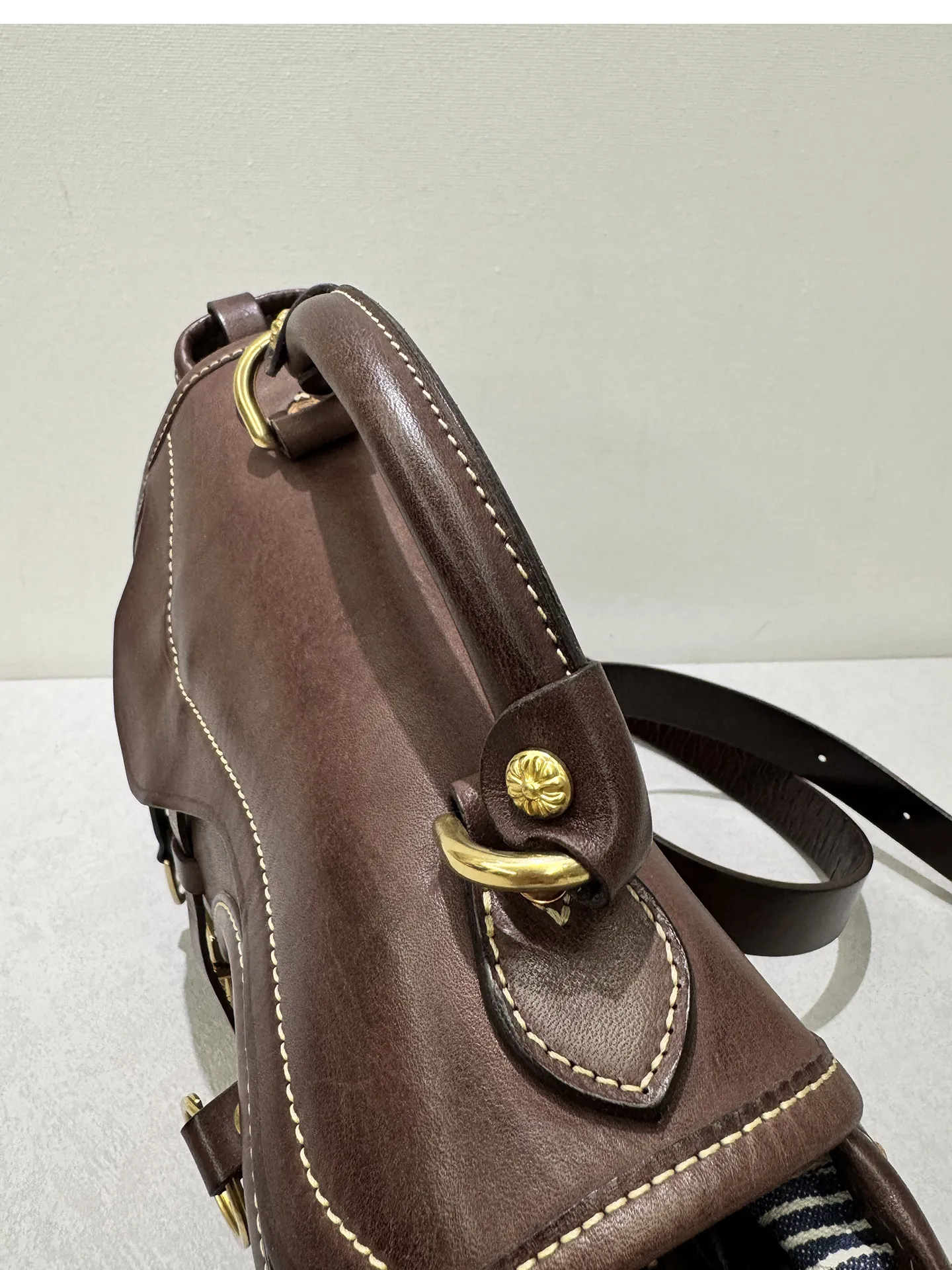 Handgefertigte, hochwertige Damen-Satteltasche aus erstklassigem Rindsleder für den täglichen Gebrauch, luxuriöse Schultertasche aus echtem Leder für Reisen. – Detail 26