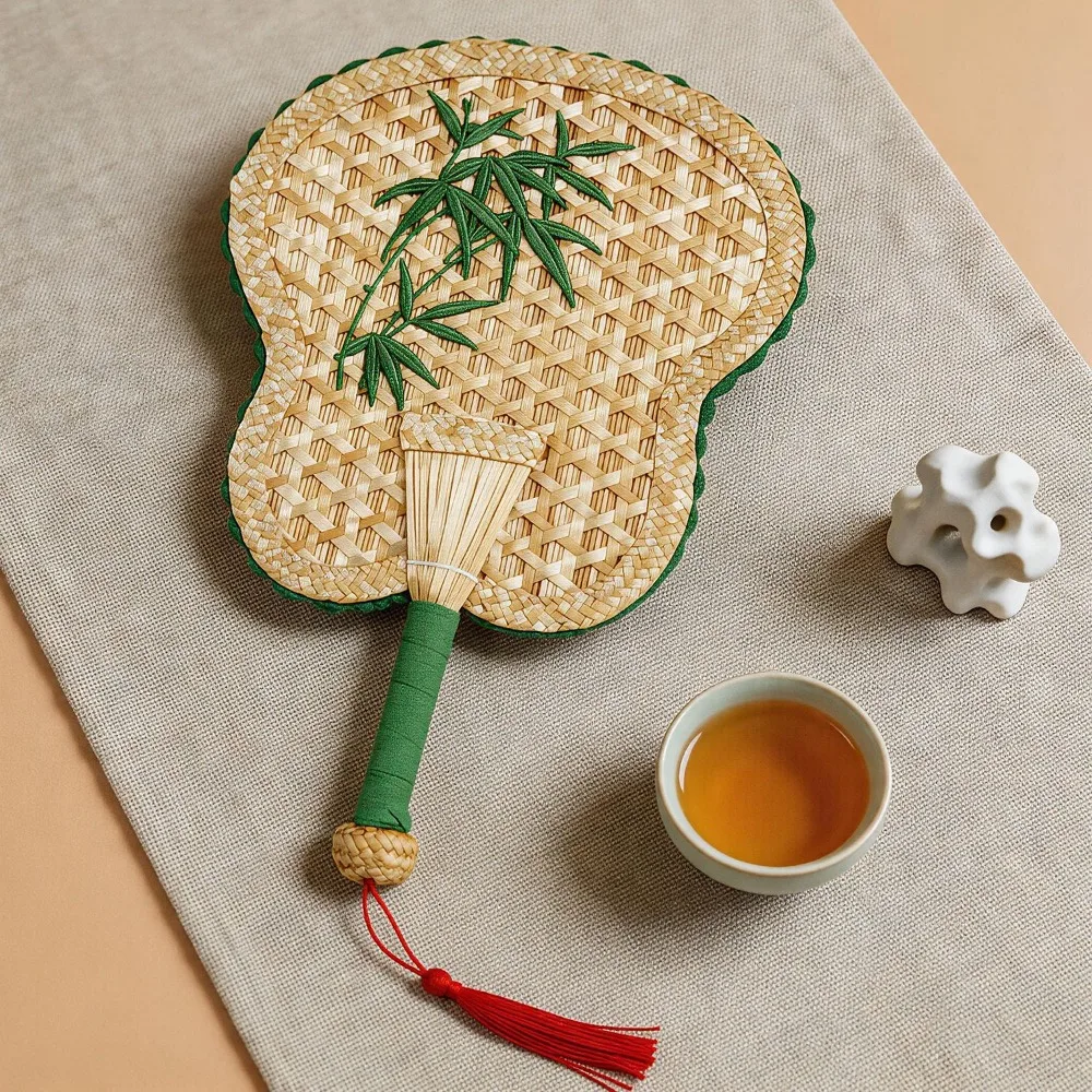 Home Decor Ancient-Style Hand-Cranked Fan Traditional Embroidered Straw Woven Fan Decorative Cattail Fan Photography Prop