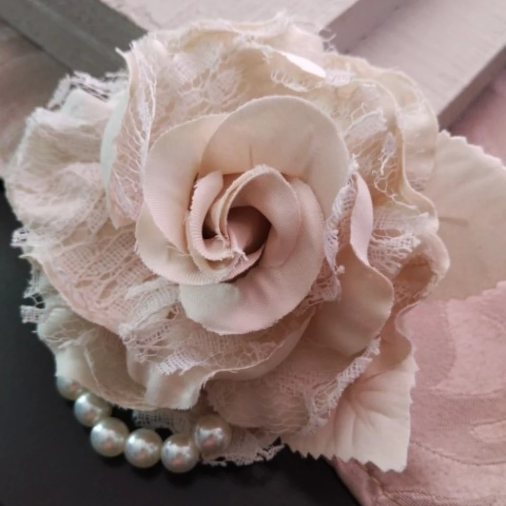 

Handmade Fabric Lace Rose Flower Brooch Korean-Inspired Pearl Corsage Pin for Women's Fashion Wedding Daily Accessories