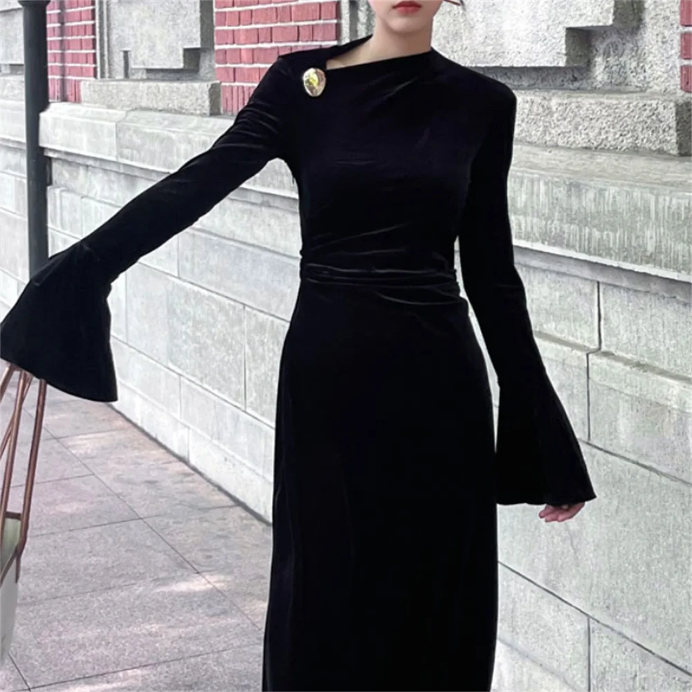 

Spring and autumn new style velvet dress women's slanting shoulder fly sleeve design waist high quality simple black dress