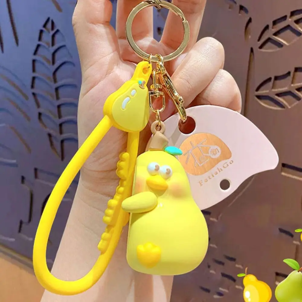 Creative Chick Cartoon Hug Pear Keychain Resin Trinket Hug Pear Keyring Fashion Style Funny Valentine's Keychain Girl Gift