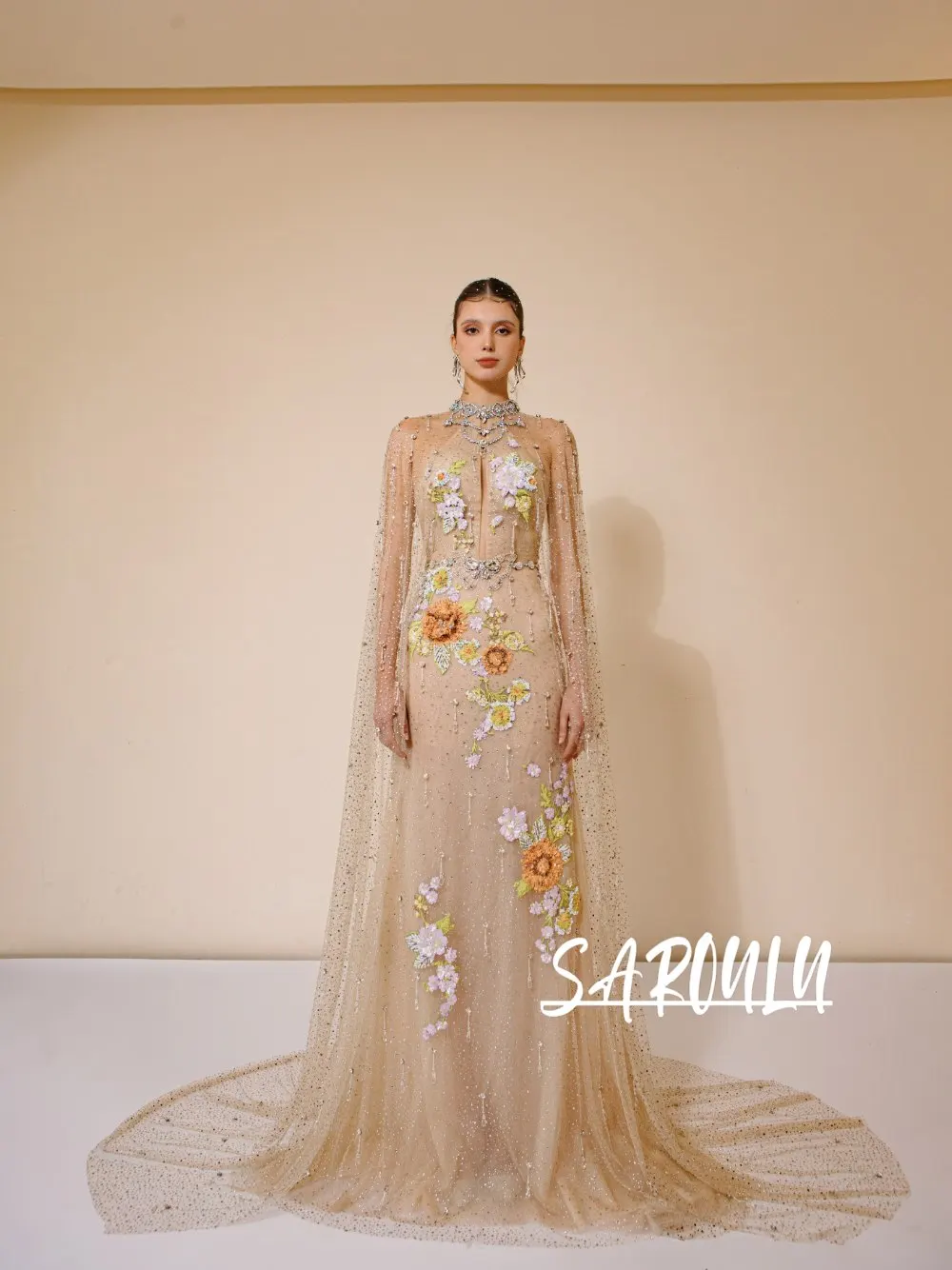 Champagnerfarbenes Abendkleid mit Cape-Schleppe, hohem Kragen und 3D-Mehrfarben-Blumenstickerei, handgefertigt mit Perlen und Pailletten, formelles Ballkleid