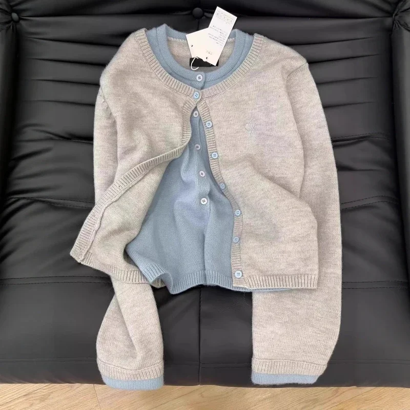 

Женский вязаный кардиган 2025 года, большой, новинка осени, облегающий, высококачественный кардиган, свободная версия из искусственной кожи.