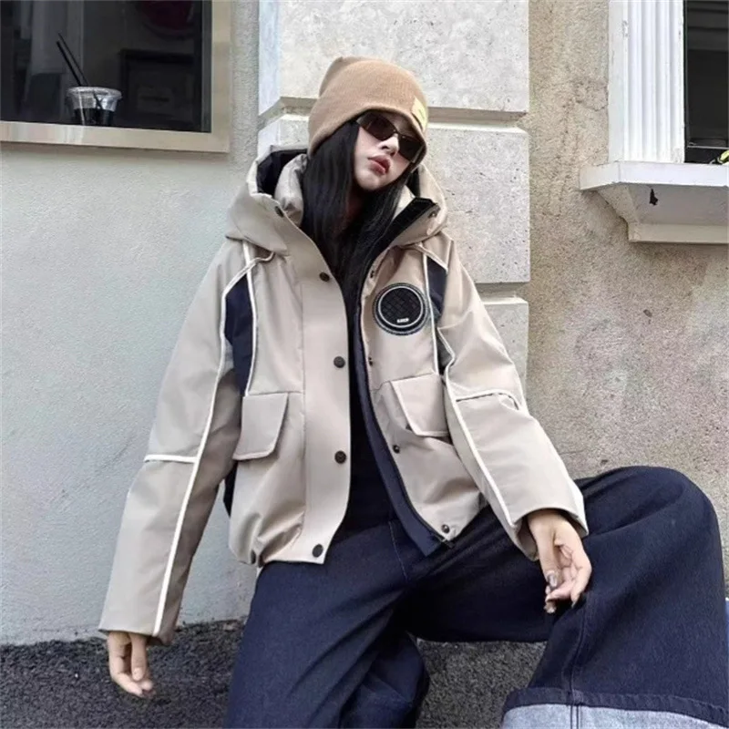 Nuovo Piumino Invernale di Tendenza con Colori Contrastanti, Giacca Corta da Donna con Cappuccio, Imbottita e Calda in Piuma d'Oca Bianca