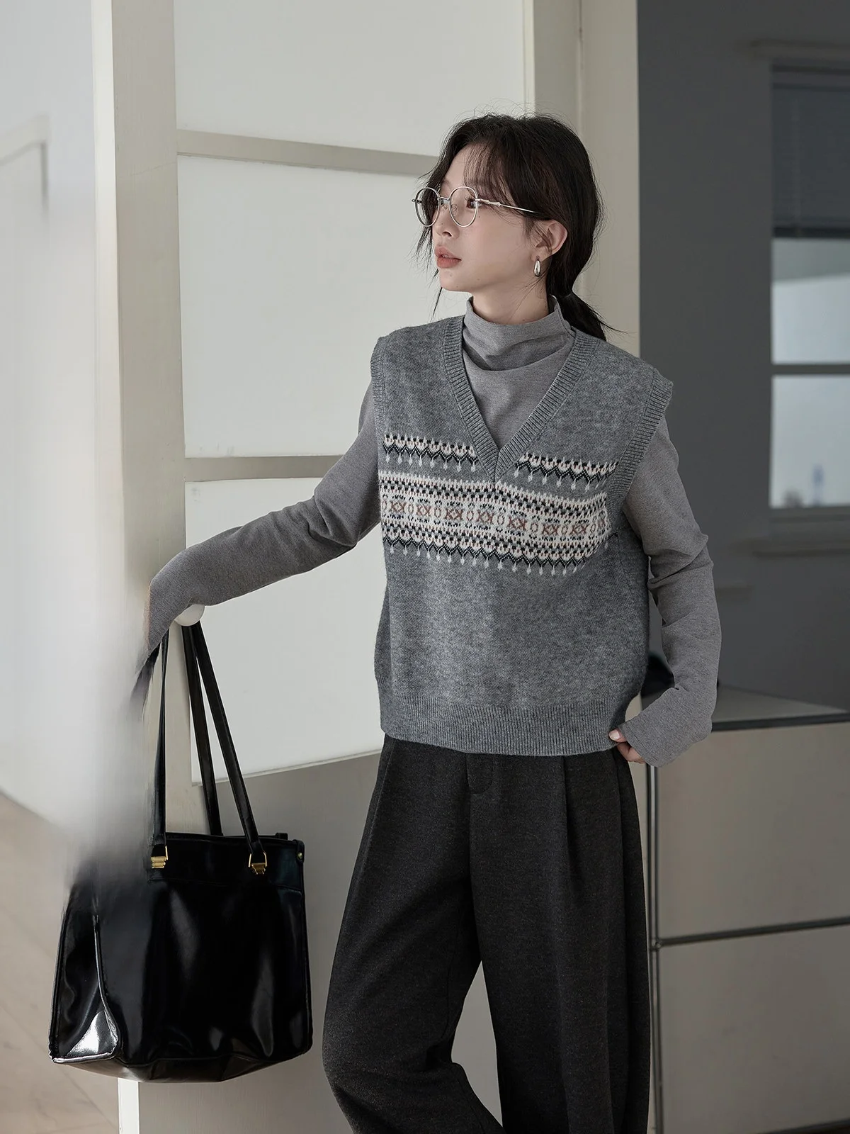 

HuiXi Women's Knitted Vest V-Ne Layering Top Retro Versatile 2025 Autumn Winter New Sle Commute Sle No Button Design