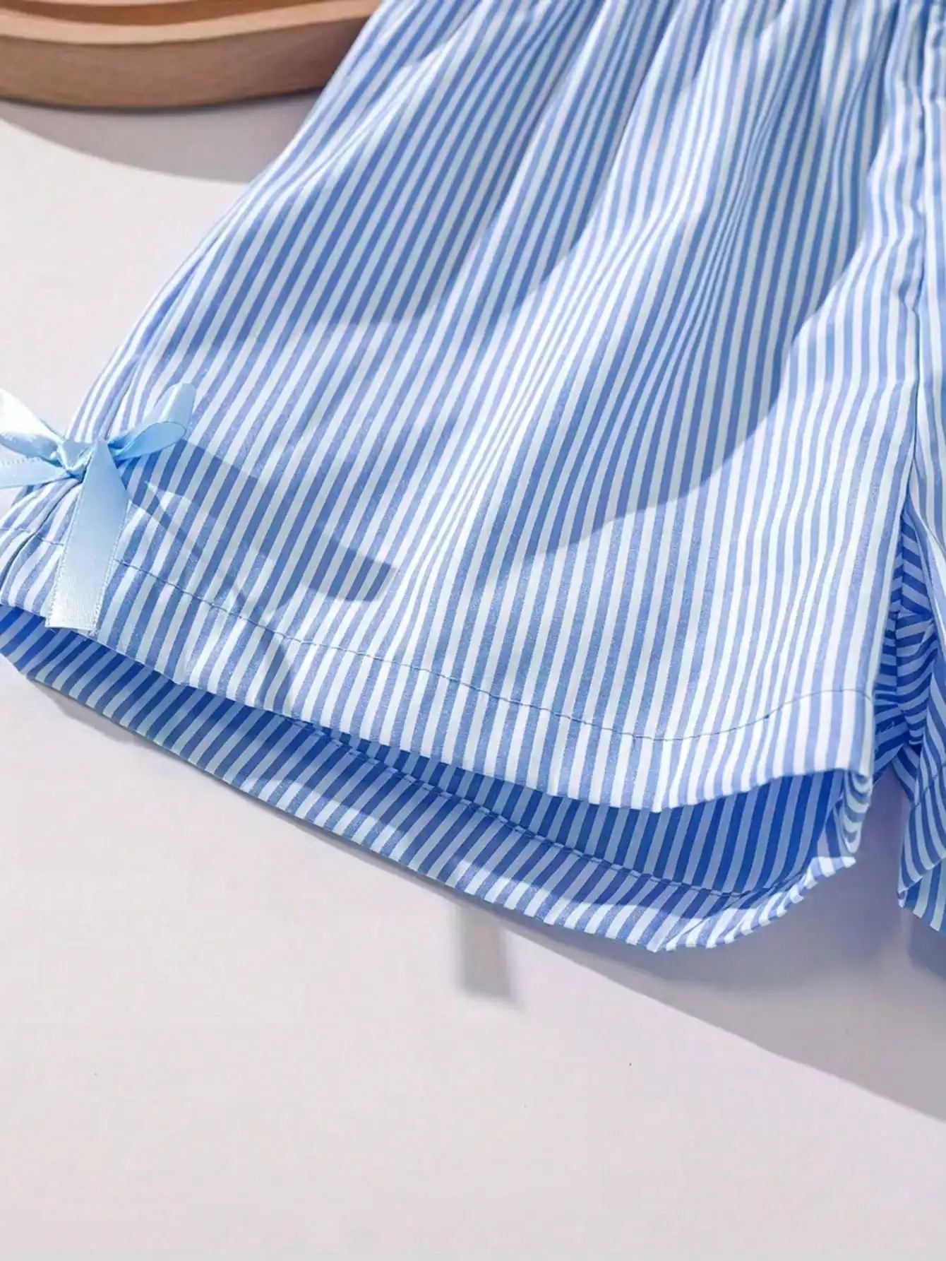 Modisches zweiteiliges Set für Mädchen: rosa-weiß gestreifter Rundhalspullover mit Schnürung, Schleife und Rüschenrand + rosa gestreifte Schmetterlings-Shorts. – Detail 19